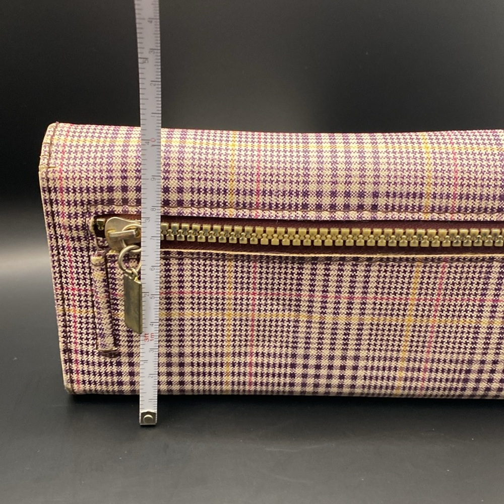 Super cute ladies wallet. All zippers and closures work as they should. - Picture 8 of 12